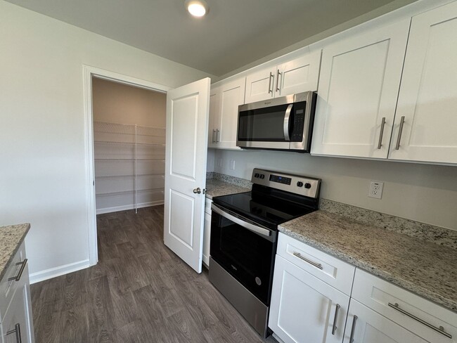 Building Photo - ***** $200 OFF FIRST MONTH RENT *****