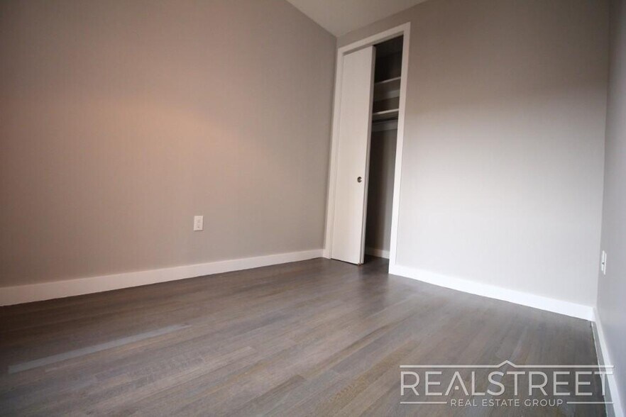 Building Photo - 2 BR in Crown Heights!