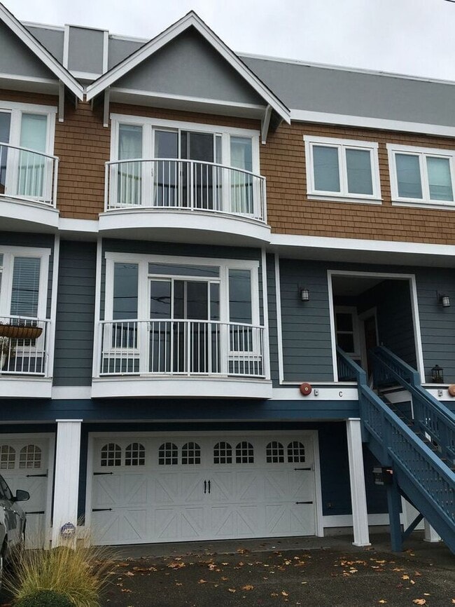 Building Photo - Town Home Tacoma 2bdr 2.5 bath w/ roof top deck & VIEW!!