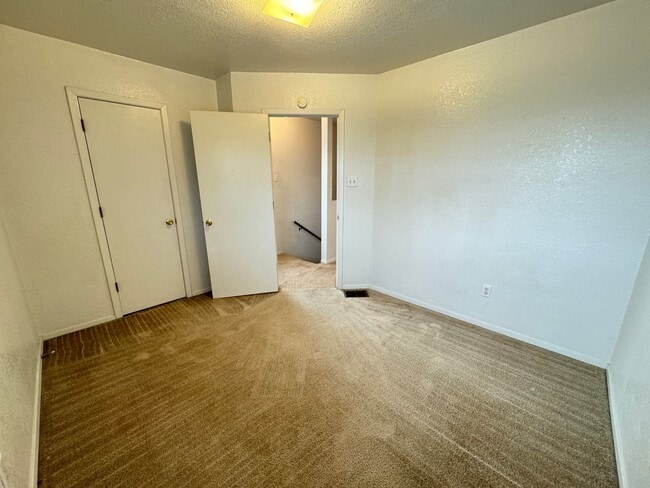 Building Photo - 1100 Leslie Cir