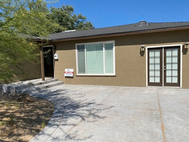 Building Photo - $2,100 Clovis & Sierra, 3 Bed + Flex room ...