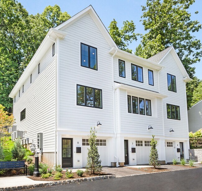 Building Photo - THE ASHTON