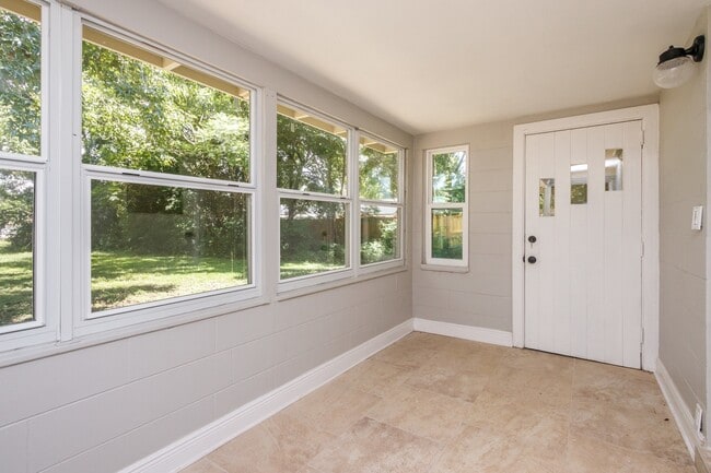 Building Photo - Updated Single Family Guest House!