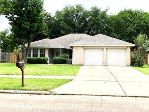 Building Photo - 15650 Pebble Lake Dr