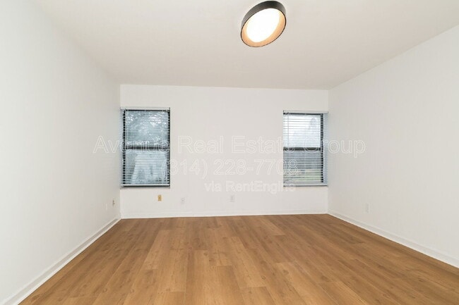 Building Photo - 590 Sarah Ln