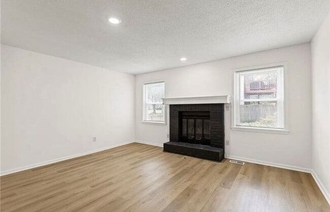 Building Photo - 602 SE Brentwood Dr