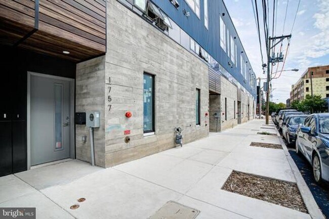 Building Photo - 1746 Hope St
