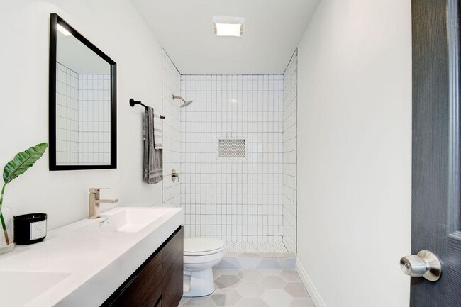 Building Photo - AVAILABLE FOR PRE-LEASE - Modern & Charming 3 Bedroom