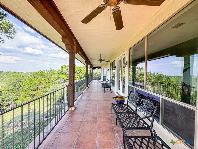 Building Photo - 2000 Village Oak