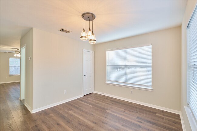 Building Photo - 3501 Buckingham Ln