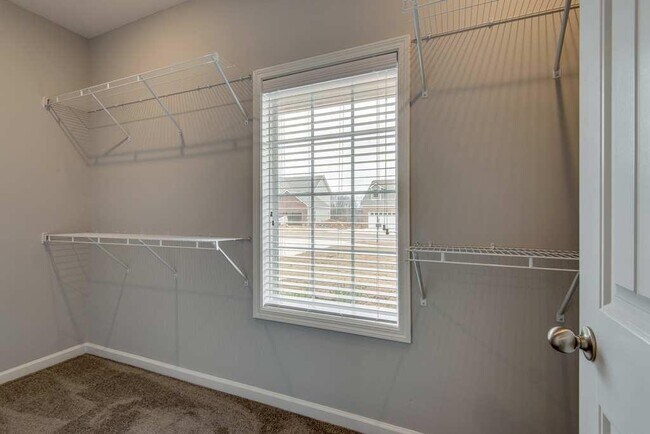 Building Photo - 4BR Home in Fairview – Modern Living on an...