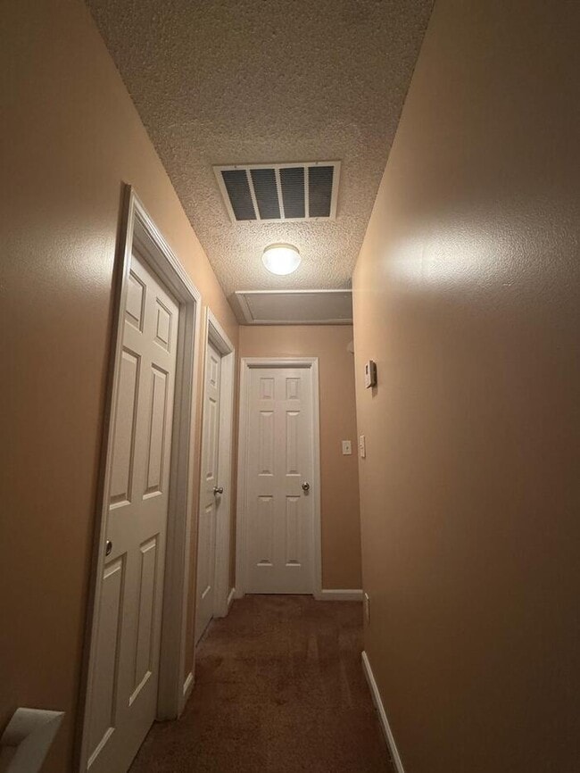 Building Photo - Move-in ready townhome in East Point/Colle...