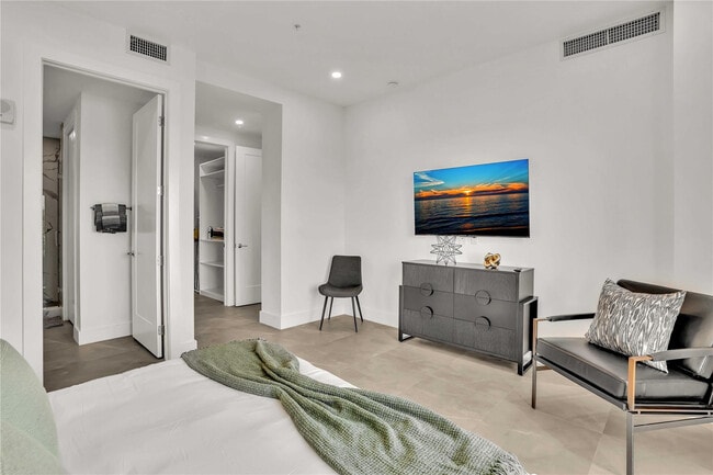 Building Photo - 2100 Miami Rd