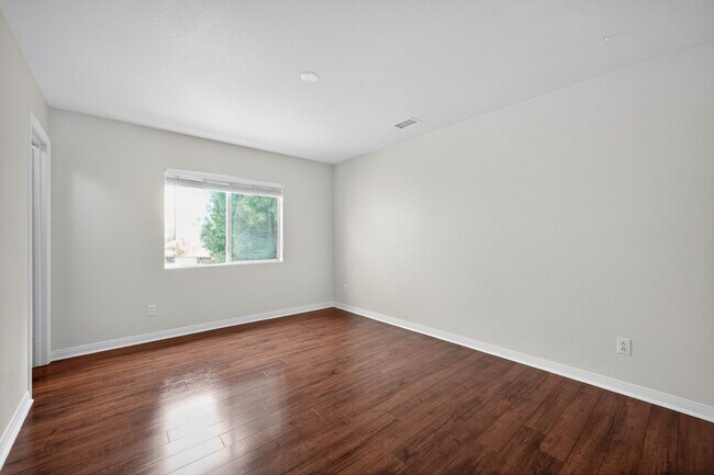 Building Photo - Beautiful 4-Bedroom Home