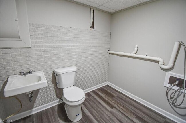 Building Photo - 318 Collinwood Dr