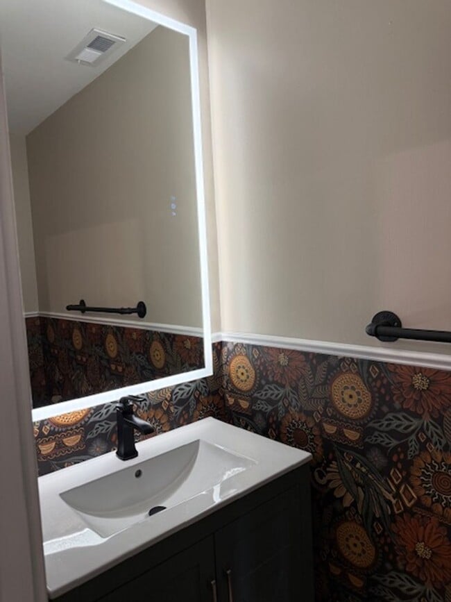 Building Photo - Chapel Creek