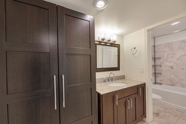 Building Photo - Great 1bed 1bath Location in Kirkland! Parking and W/S/G included in rent