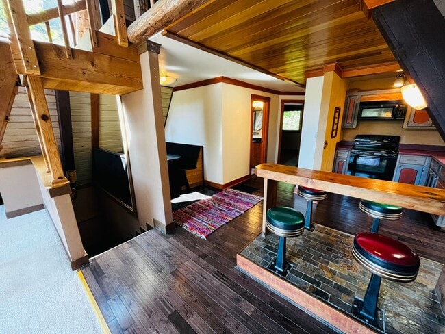 Building Photo - Wonderfully Eclectic Bainbridge Home, Perfect for Nature Lovers!