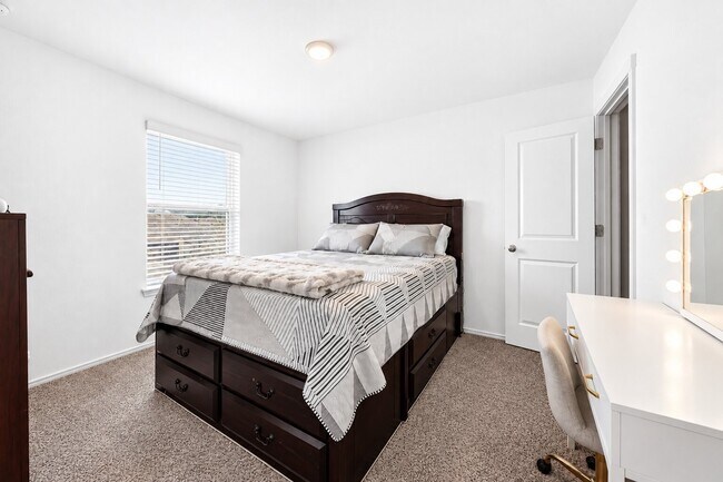 Building Photo - 5630 Vintage Oakmont Dr