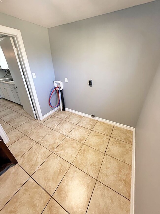 Building Photo - Nice 3 Bdrm 1 Bath Home in Gunter Texas