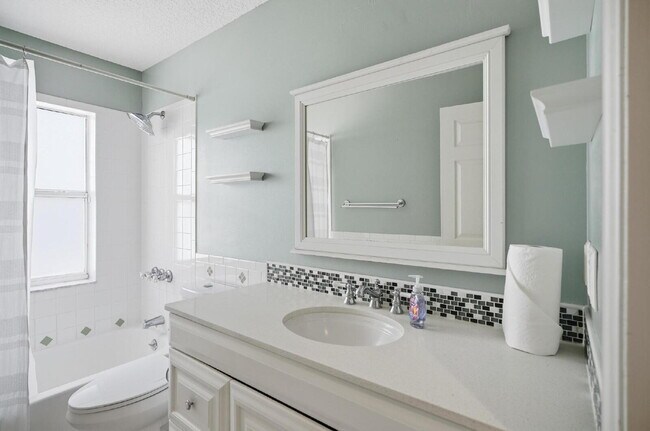 Building Photo - "Charming 3-Bedroom Home with 2 Full Baths and 2032 Sq Ft of Comfort in Palm Coast!"