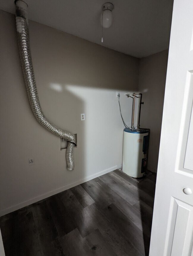 Building Photo - Main Level Renovated 2 Bedroom Apartment