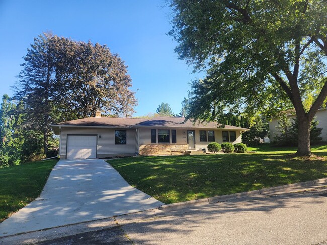 Primary Photo - Monona House