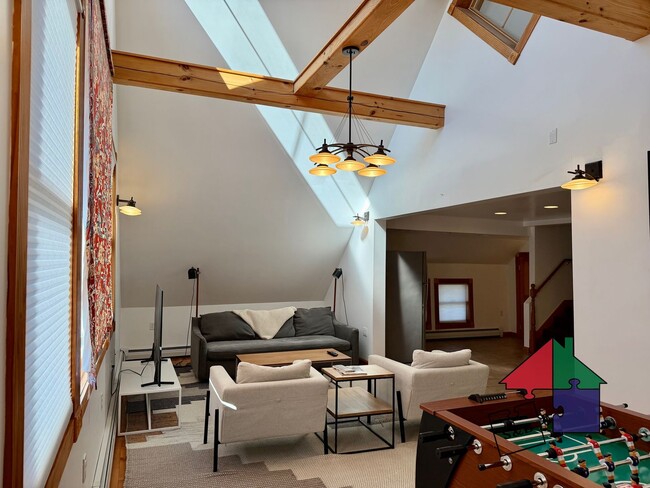 Building Photo - 112 Main St