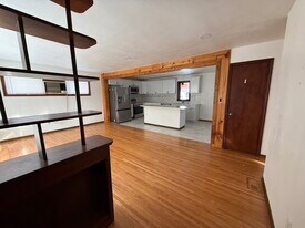 Building Photo - 1274 Saint Albans St N