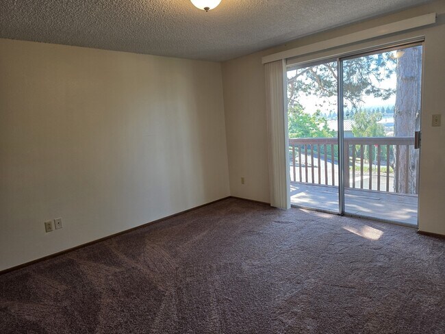 Building Photo - 2022 E 6th St