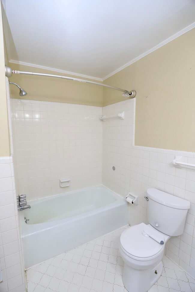 Building Photo - 549 Pringle Dr