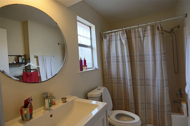 Building Photo - 6214 Grandvale Dr
