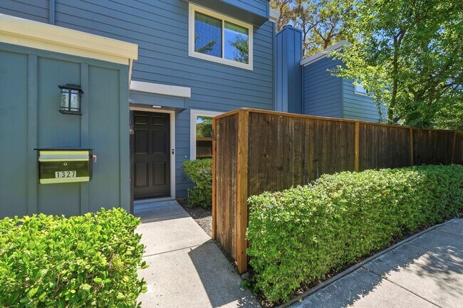 Building Photo - Luxury  2 bedroom Townhome in Great Location