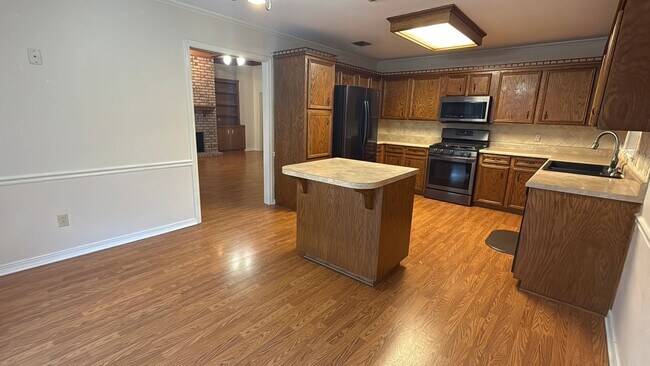 Building Photo - 2106 Middle Creek Blvd
