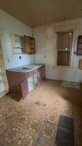 Building Photo - 609 Tracy St