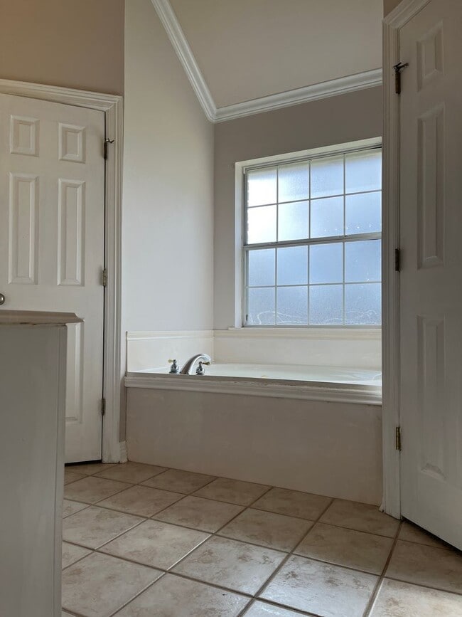 Building Photo - 2457 Brookside Dr