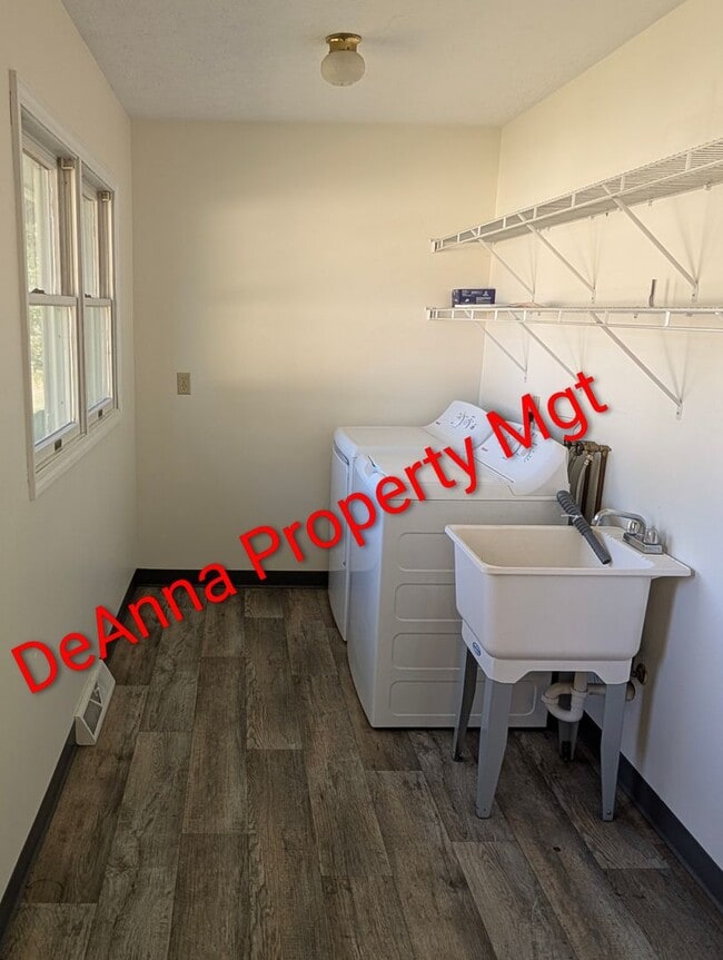 Building Photo - Avon 2 bedroom Duplex