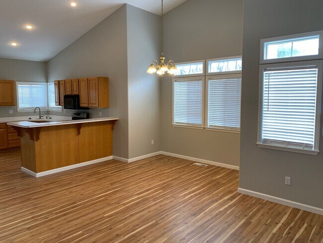Building Photo - Beautiful  3-bedroom, 2-bath single-level home