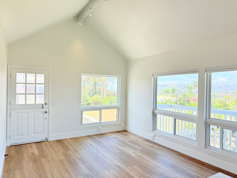 Vaulted ceilings in living room - 24033 Vista Corona