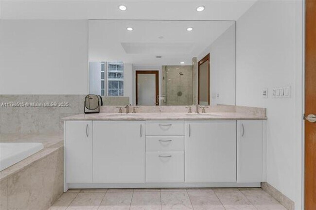 Building Photo - 1331 Brickell Bay Dr
