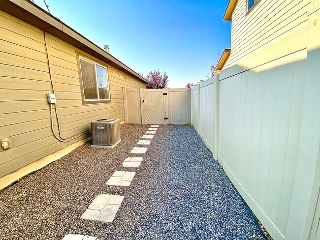 Building Photo - 4 Bedroom + Bonus with 2 baths available 8/22