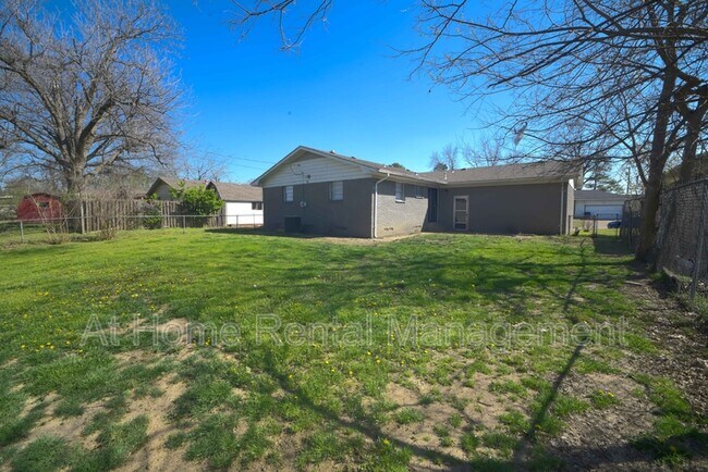 Building Photo - 10219 E 7th St