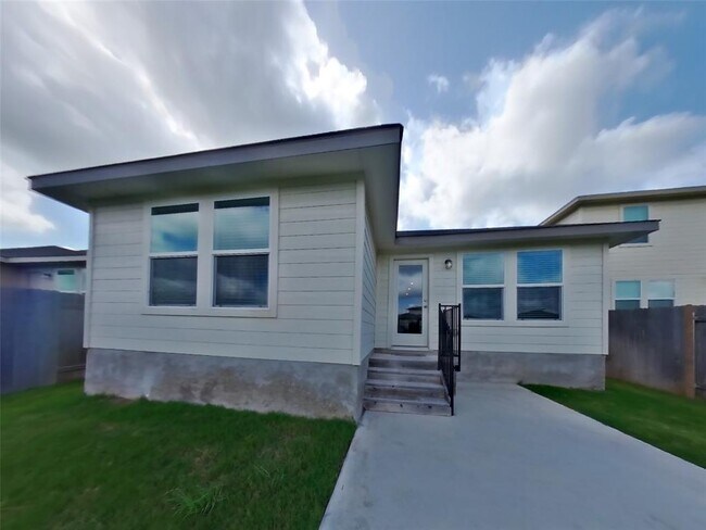 Building Photo - 5132 Saddle Clb Dr