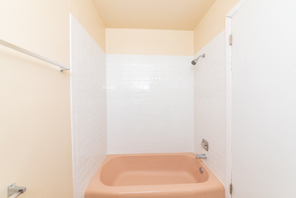 Building Photo - 820 N Milwaukee Ave