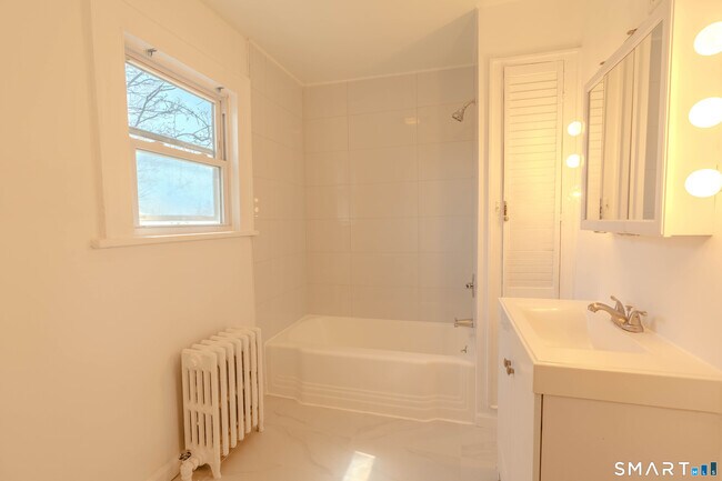 Building Photo - 2 Maplewood Terrace