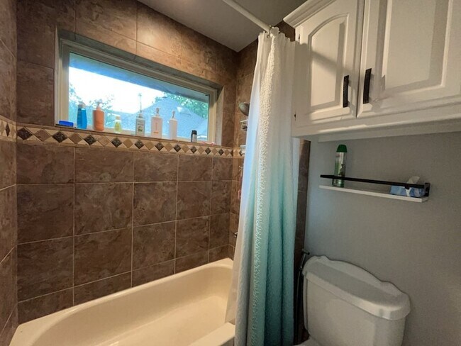 Building Photo - 3909 Meadow Dr