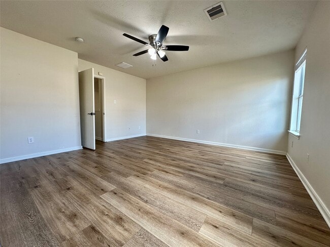 Building Photo - 20515 Hillsdale Park Dr
