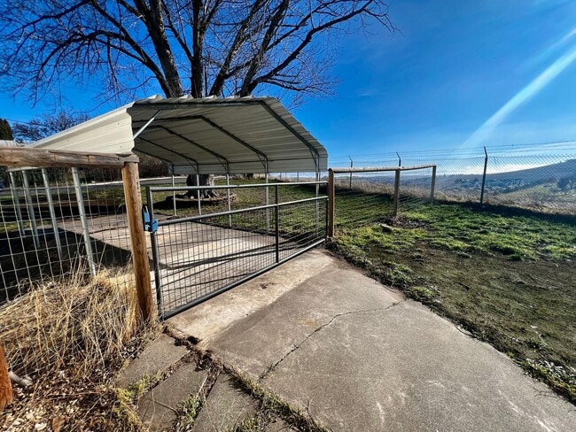 Building Photo - 3-Bedroom Home on Corner Lot with a View!