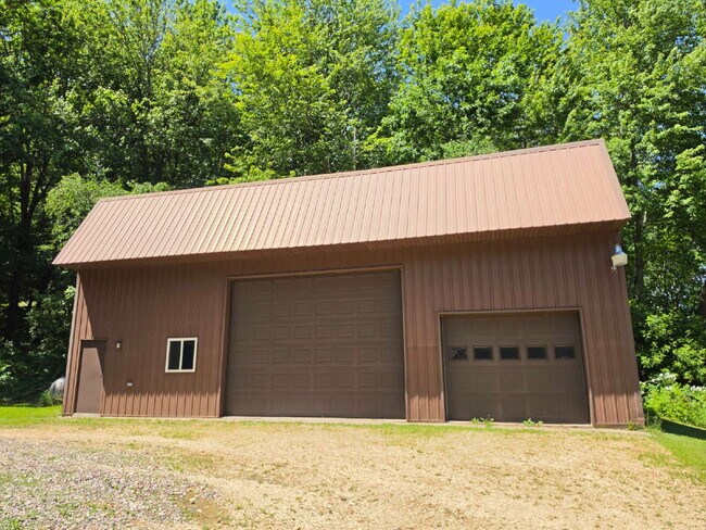 Building Photo - 4 Bedroom 2 Bathroom Home on 5 Acres with Shop, New Deck & Attached Garage