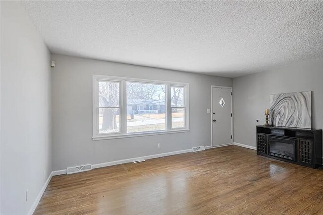 Building Photo - COMING SOON! 3 Bedrooms 2 Bathrooms $1,550